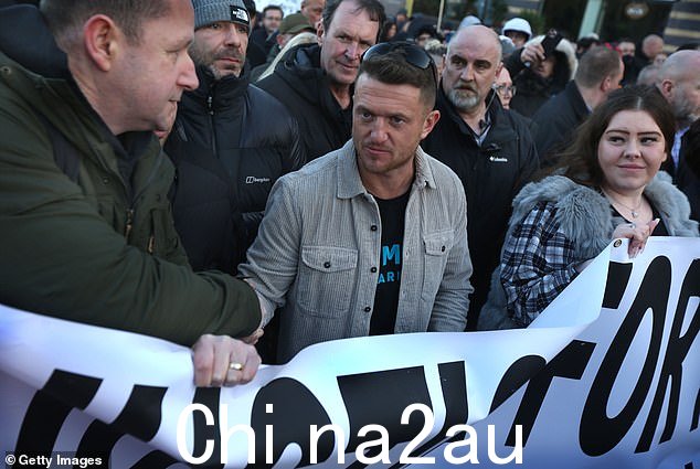 Tommy Robinson(如图)参观了 Barrow-in-Furness,进一步激发了该镇的妇女受到有组织的亚洲男人帮派威胁的想法
