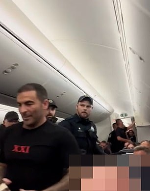 Anthony Joseph James Kirby(左)在从一名美国军官身边被带离飞机后闯入