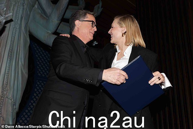 Stephen Colbert 向 Cate 颁发了当晚的荣誉之一