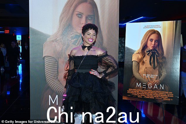 荷叶边:女演员 Nicque Marina 也在放映会上,她穿着一件荷叶边黑色礼服和一个相配的领结