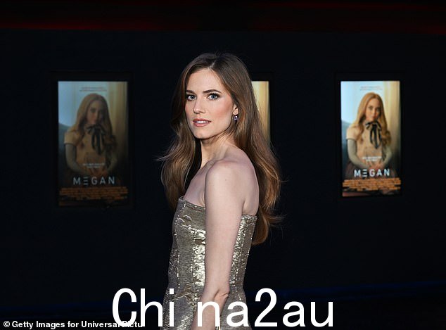 美女:前 NBC 晚间新闻主播布赖恩威廉姆斯的女儿穿着她的深色头发,在侧面分开并在柔和的波浪中流动