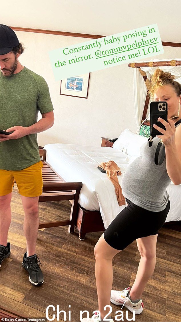 收拾行李:在返回洛杉矶的航班上,Kaley 和 Tom 收拾行李时拍了一张镜子自拍