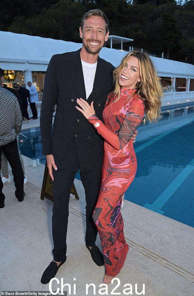 Help: Abbey Clancy 和她的丈夫 Peter Crouch 已经决定是时候一起工作了,因为他们已经开始了一个名为 The Therapy Crouch 的新播客