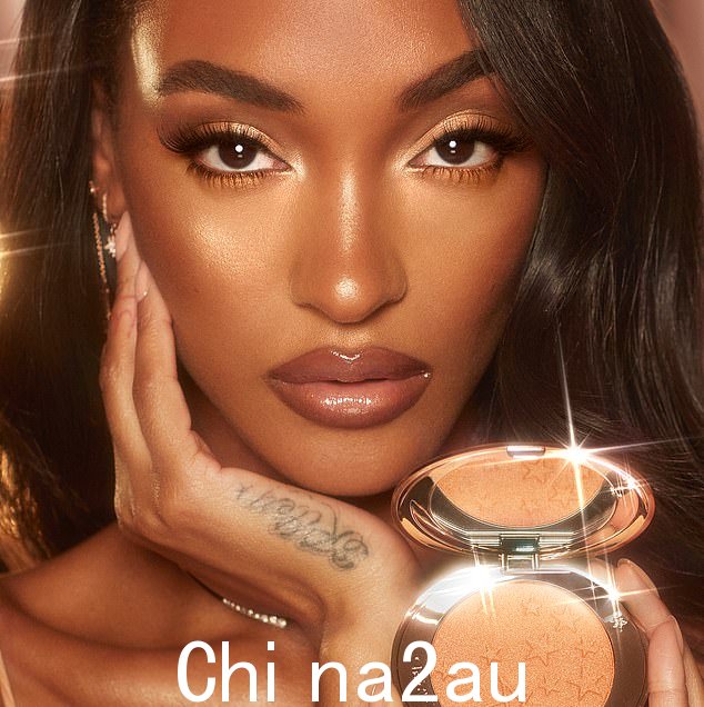 完美无瑕:模特 Jourdan Dunn 在令人惊叹的活动中展示产品时简直容光焕发