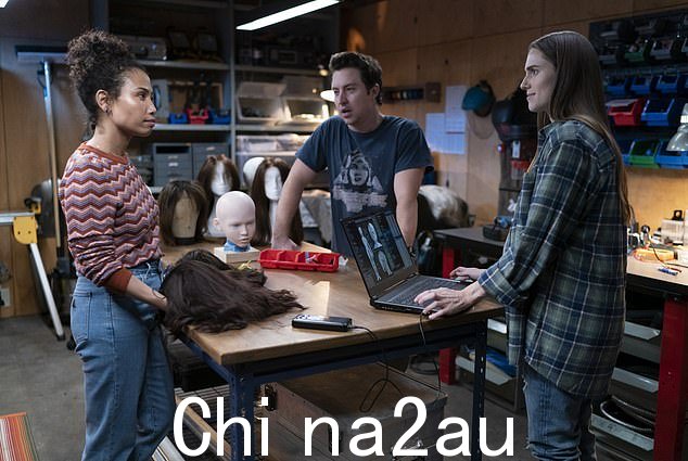 机器人:M3GAN 看到机器人工程师 Gemma(Allison Williams)在获得侄女 Cady(Violet McGraw)的监护权后创建了一个名为“Model 3 Generative”或 M3GAN 的 AI 原型” class=