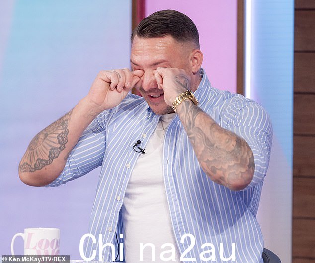 情绪:这是在柯克崩溃之后去年他在父亲去世后的第一次电视采访中流下了眼泪,在 Loose Women 上承认他仍然没有接受失去的事实