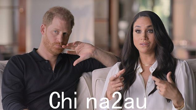 当他和他的兄弟开始争论 Megha 的时候n, Harry claims William is not being rational, lead to a sholling match (图:Harry and Meghan in their latest Netflix documentary)