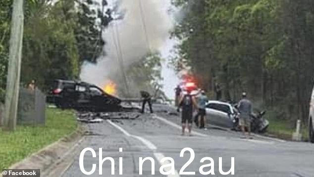 警方称 Taufua 的汽车在 Bonogin 附近转向对面车道,撞上了一辆银色奔驰(如图,车祸后的后果),当时她正在高速危险地行驶