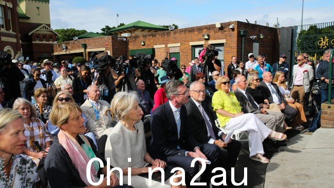 Perrottet 先生,照片中早些时候坐在 Dame Quentin Bryce 旁边,不得不从人群中获得帮助才能记住她的名字。图片 NCA Newswire/ Gaye Gerard