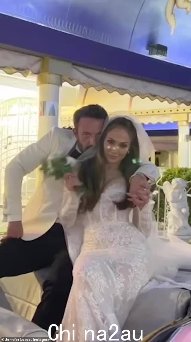 已婚:她通过分享她和她的新婚丈夫坐在敞篷车后座上的照片来重新审视低调的婚礼