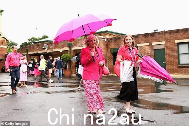 大雨袭击澳大利亚东海岸的部分地区,而西澳大利亚的洪水开始慢慢退去