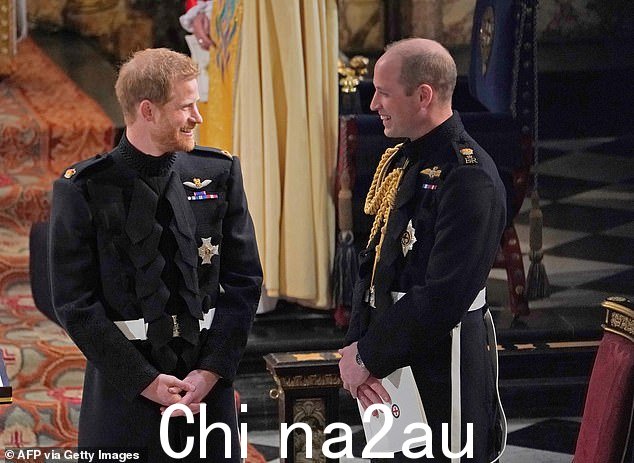 英国的哈里王子、苏塞克斯公爵(左)和哈里王子的兄弟兼伴郎威廉王子、剑桥公爵在圣乔治教堂与美国女演员梅根·马克尔举行婚礼之前在教堂里等候,温莎城堡,温莎,2018年5月19日