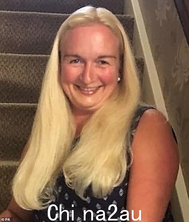 Jessop,26 岁,当 Ablewhite 女士(上图)在承认对他们的年龄差异感到担忧后选择“冷静”这对夫妇的风流韵事时,她被描述为“困惑”——然后骑车到她的 450,000 英镑26 岁的 Jessop 被形容为“不知所措” ' 当 Ablewhite 女士 (abov) 在承认对他们的年龄差异感到担忧后选择“冷静”这对夫妇的风流韵事时——然后骑车前往她价值 450,000 英镑的平房,在那里他发起了“持续而野蛮”的攻击</p> <img id =