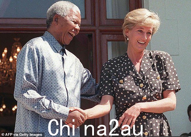 南非总统纳尔逊·曼德拉和戴安娜王妃于 1997 年 3 月 17 日在南非开普敦曼德拉的家中