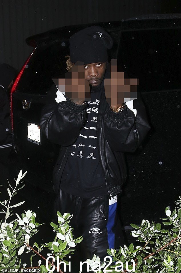焦点:Offset 穿着一件带有黑色夹克和棒球帽的图案毛衣来完成他的晚餐造型