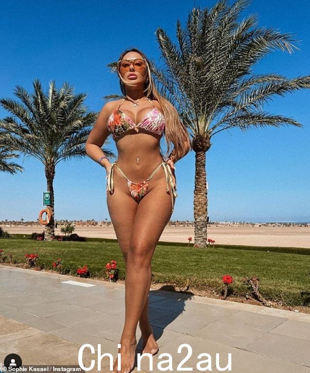 Saucy: Geordie Shore 明星 Sophie Kasaei 在周四用性感的 Instagram 快照庆祝她预订了 2023 年的第一个假期时,穿着性感的粉色和橙色比基尼让人心潮澎湃