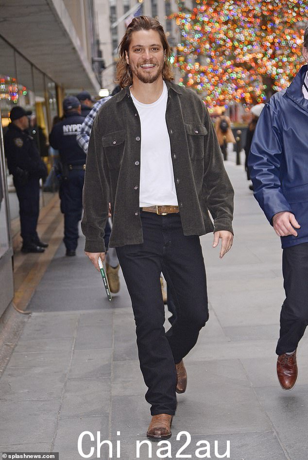 Cowboy chic:Luke Grimes 在到达 T 时展示了他的西部风格周四在曼哈顿的 oday 节目中谈论他的热门系列黄石公园,他透露他不看