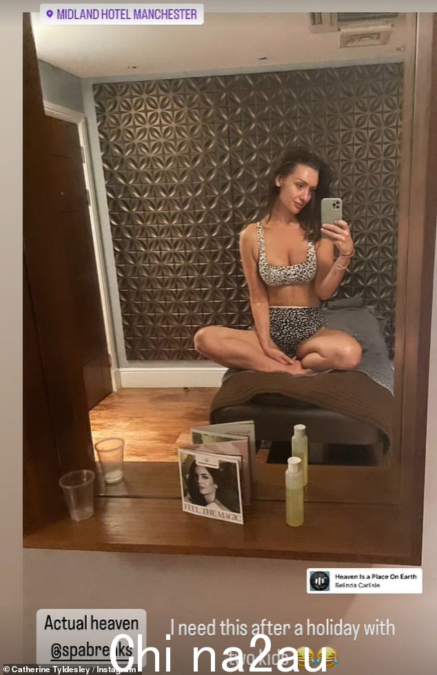 娇生惯养:Catherine Tyldesley 在星期四享受轻松的水疗休息时炫耀了她令人难以置信的身材