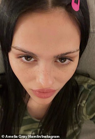 你错过了! Amelia 出生于九十年代后两年,但她显然痴迷于垃圾摇滚十年的复古主打产品,包括发夹
