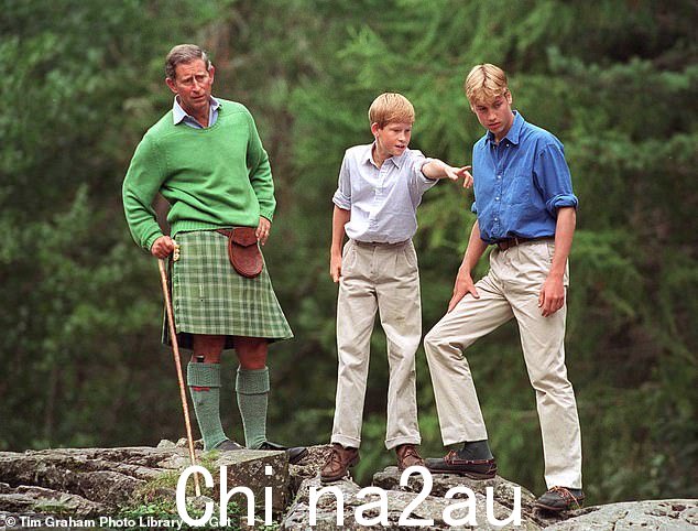 当时的威尔士亲王与哈利和威廉于 1997 年 8 月在苏格兰巴尔莫勒尔