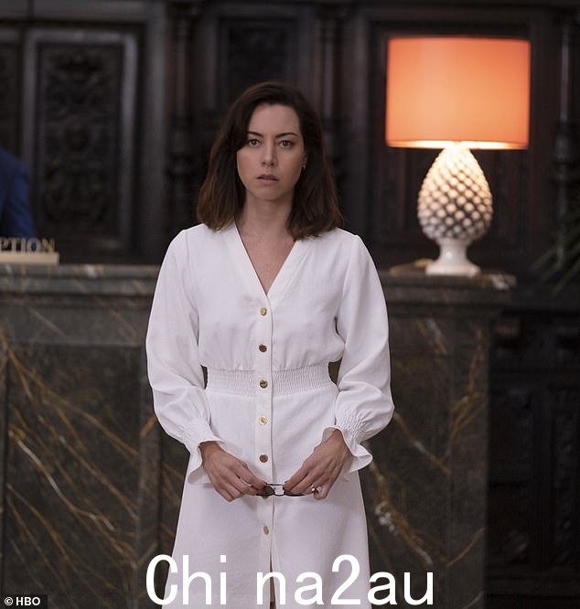Plaza 将在 HBO 热播剧《白莲花》第二季中饰演 Harper Spiller 的角色引起轰动,主持喜剧系列
