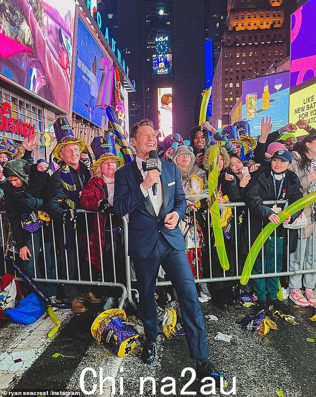 没有裂痕:Seacrest 让 Cohen 放心,因为他对他们不和的说法提出异议:'好吧,我们没有。有趣的是,我们不是,”Seacrest 告诉科恩,并向他保证他们之间没有裂痕” class=