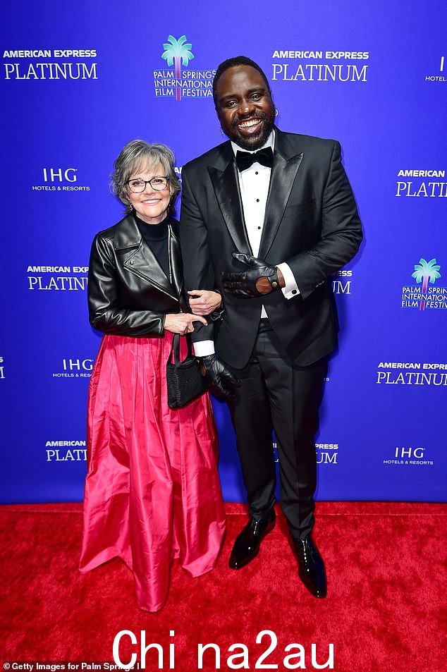 Field 与 40 岁的演员 Brian Tyree Henry 在活动的红地毯上合影