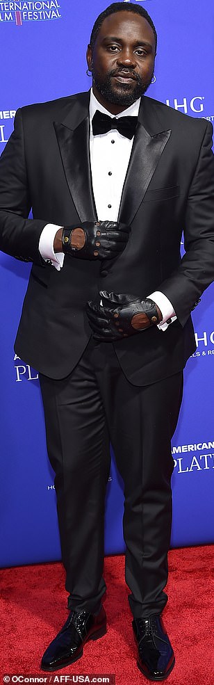 Place to be: Brian Tyree Henry 一如既往地穿着黑色燕尾服,戴着相配的歌剧手套