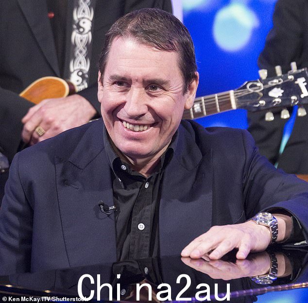 艰难:这是在去年 Jools 第一次谈到他在 2014 年被诊断出患有前列腺癌之后,他说他没有注意到自己有任何“任何症状”(2014 年 11 月的照片)
