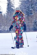 海蒂·克鲁姆 (Heidi Klum) 与丈夫在科罗拉多州阿斯彭滑雪时身穿不容错过的亮色花卉连身衣