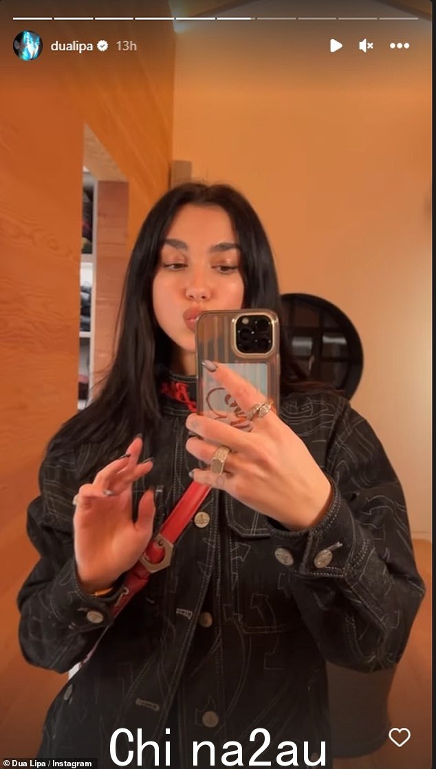 华丽:黑发美女 Dua 让她的乌黑长发像扑克牌一样笔直地披在肩上