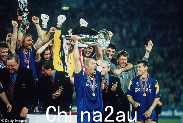 维亚利在 1996 年决赛中尤文图斯点球击败阿贾克斯后举起冠军联赛