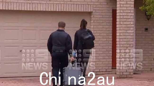 周四执行搜查令的警察搜查了这位四个孩子的母亲在新南威尔士州地区的家和帕克利的一处房产。图片：9News