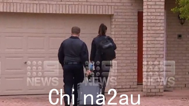 周四执行搜查令的警察搜查了这位四个孩子的母亲在新南威尔士州地区的家和帕克利的一处房产。图片:9News