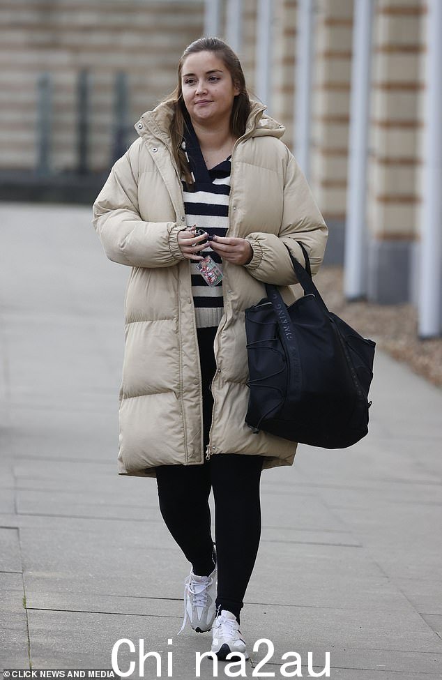 看起来不错:这位 30 岁的女演员在埃塞克斯的健身房里挥汗如雨,穿着米色衬垫夹克和运动紧身裤,素颜后看起来自然美丽