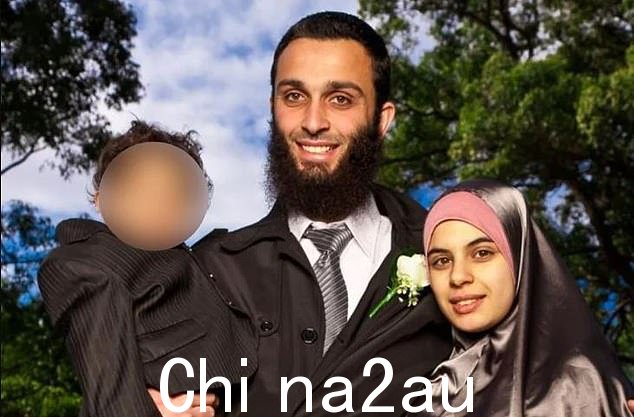 玛丽亚姆 R aad(右,与她的 ISIS 恐怖分子丈夫 Muhammad Zahab 于 2018 年在叙利亚去世)在警察监狱牢房过夜后被释放