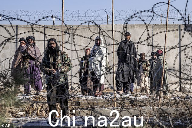 塔利班武装人员检查阿富汗喀布尔内政部附近的爆炸现场(库存图片)