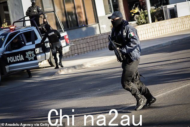 警方在库利亚坎的墨西哥国防部秘书处人员逮捕奥维迪奥古兹曼洛佩兹的行动中采取安全措施