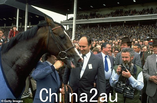 图片:1980 年:Shergar 与阿迦汗(中)在爱尔兰基尔代尔郡纽布里奇附近的 Curragh 赛马场赢得爱尔兰德比之后