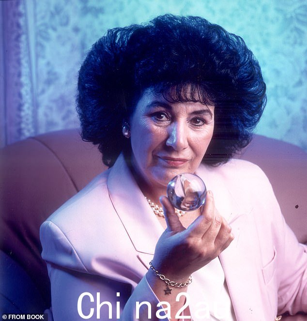 蒂娜罗杰斯说她在戴安娜 1997 年 8 月 31 日去世前九小时与她交谈,并在那个月早些时候与多迪法耶德一起去德比郡拜访她后送给她一条金项链