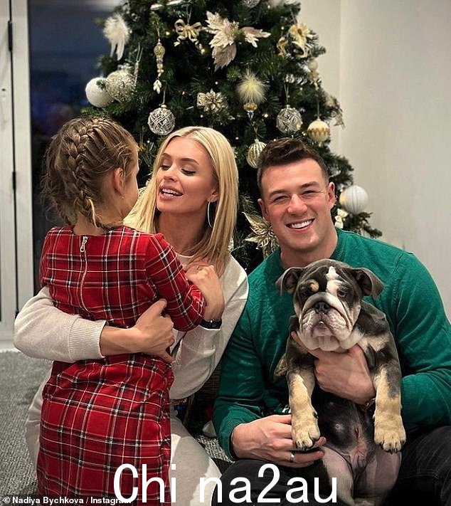 Xmas:她还滔滔不绝地谈到与 Kai 的父亲在南安普顿度过的传统圣诞节