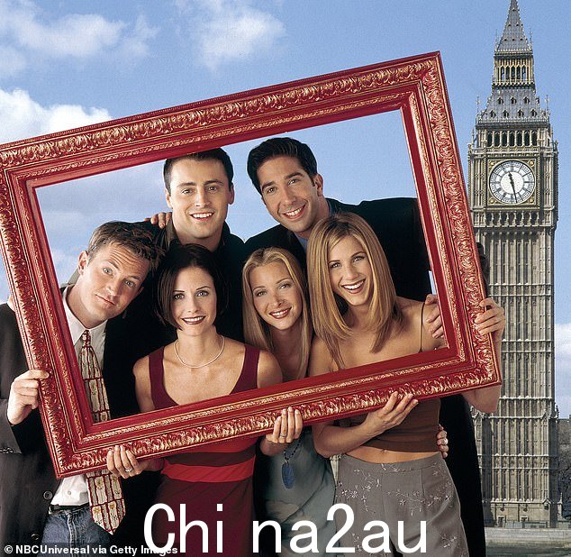 Chandler,由 Matthew Perry 扮演,是虚构的友谊组的喜剧演员,通过培养幽默感来应对父母离婚带来的创伤