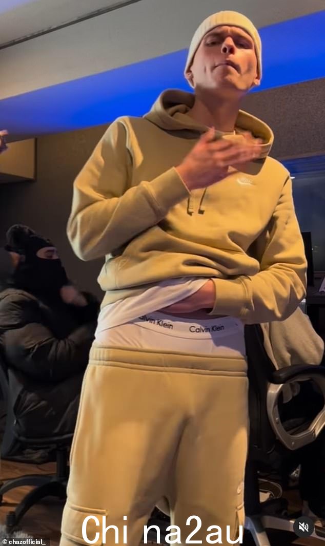 不同点:他的社交媒体现在充斥着他说唱和穿着运动服的视频