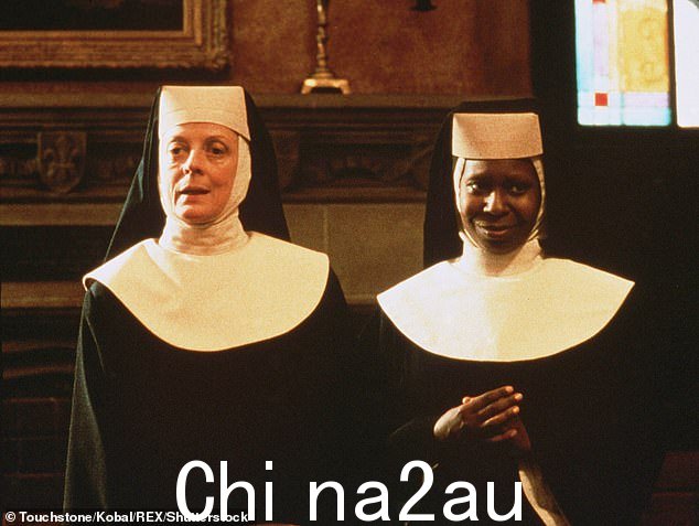 On-screen: Whoopi 和 Maggie 都出现在 1992 年的原版 Sister act 及其后续续集中