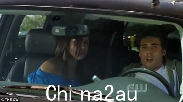 在 2008 年的 90210 首播集中,有人看到梅根·马克尔的角色在对联合主演达斯汀·米利根进行口交时被发现在一个色情场景中