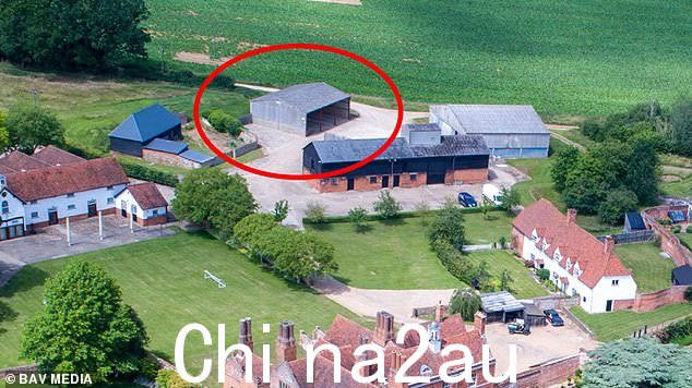 Granted: 这位电视大厨已经获准将他价值 600 万英镑的家庭住宅(Finchingfield 的一级保护建筑 Spains Hall)的谷仓(圆圈)改造成厨房电影布景