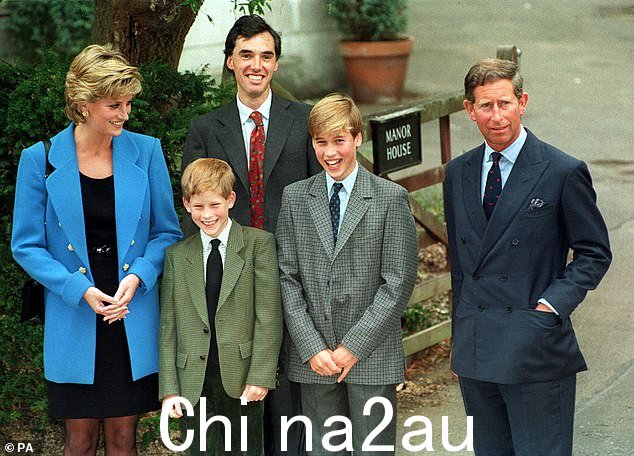 戴安娜竭尽全力平等对待两个男孩。她打电话给最小的好国王哈里,告诉她最小的儿子他很特别