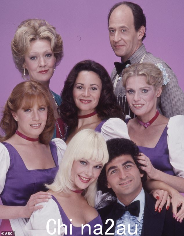 欢乐时光:见于 1980 年的 It's A Living:(顺时针方向)Boen、Louise Lasser、Paul Kreppel、Ann Jillian、Barrie Youngfellow、Marian Mercer、Gail Edwards