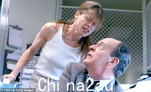 场景中:星星出现了终结者2:审判日和终结者3:机器的崛起。博恩饰演犯罪心理学家彼得西尔伯曼博士。 Seen with Linda Hamilton