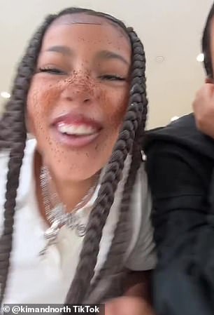 笑:两人使用雀斑滤镜并在应用程序上唱了一首流行歌曲